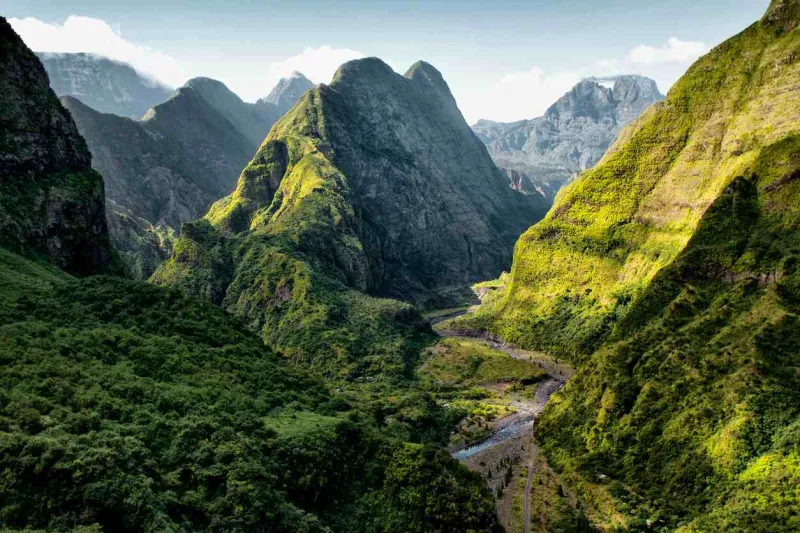 Reliefs verdoyants et rivière à La Réunion