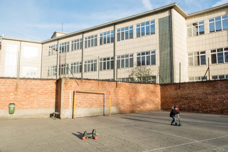 Cour d'école végétalisée à Bruxelles — aménagement désimperméabilisé avec végétation